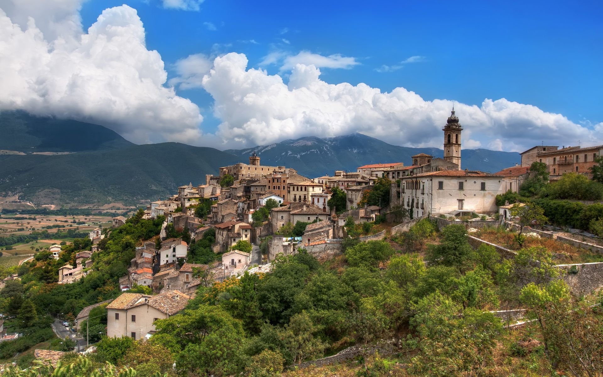 italie ville montagnes maisons