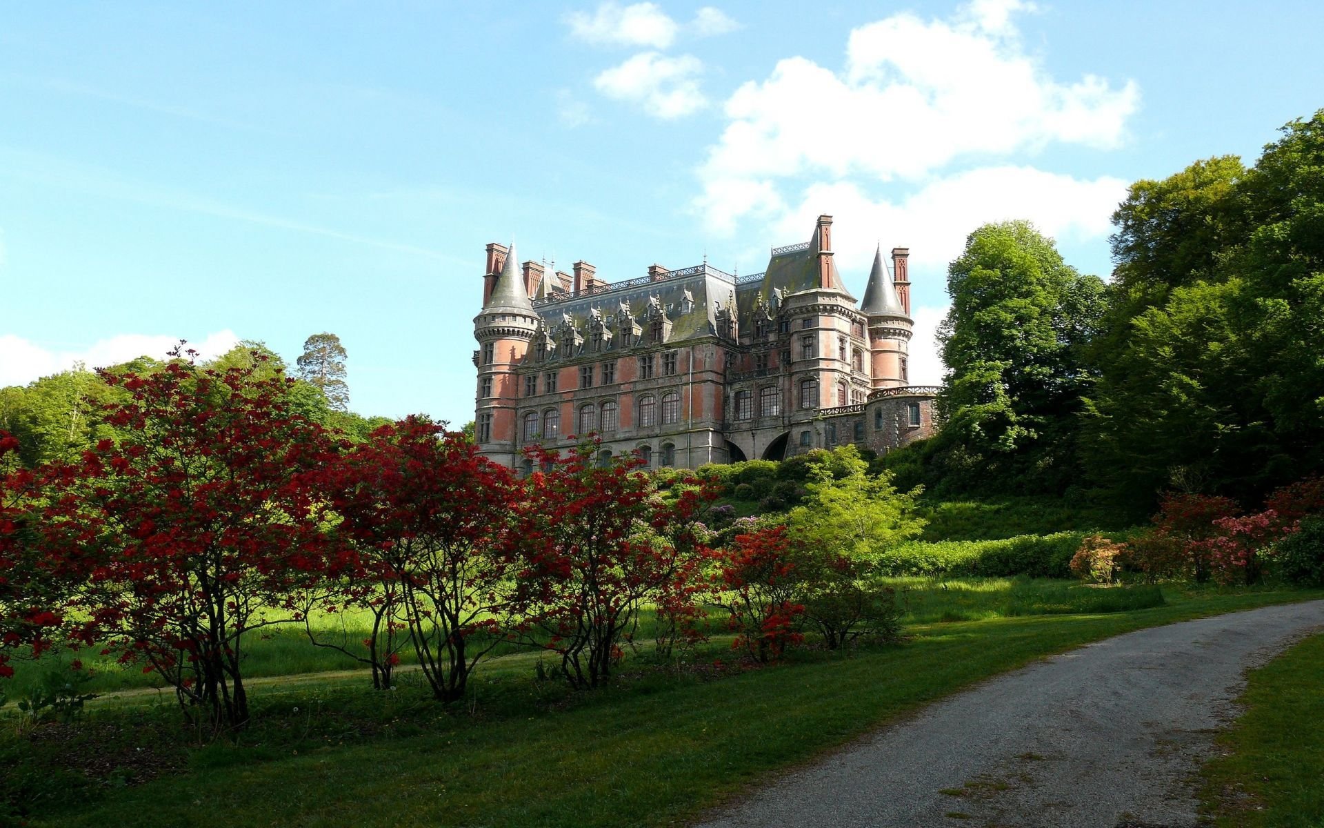 schloss park büsche gepflegt tag sonnig sommer himmel wolken