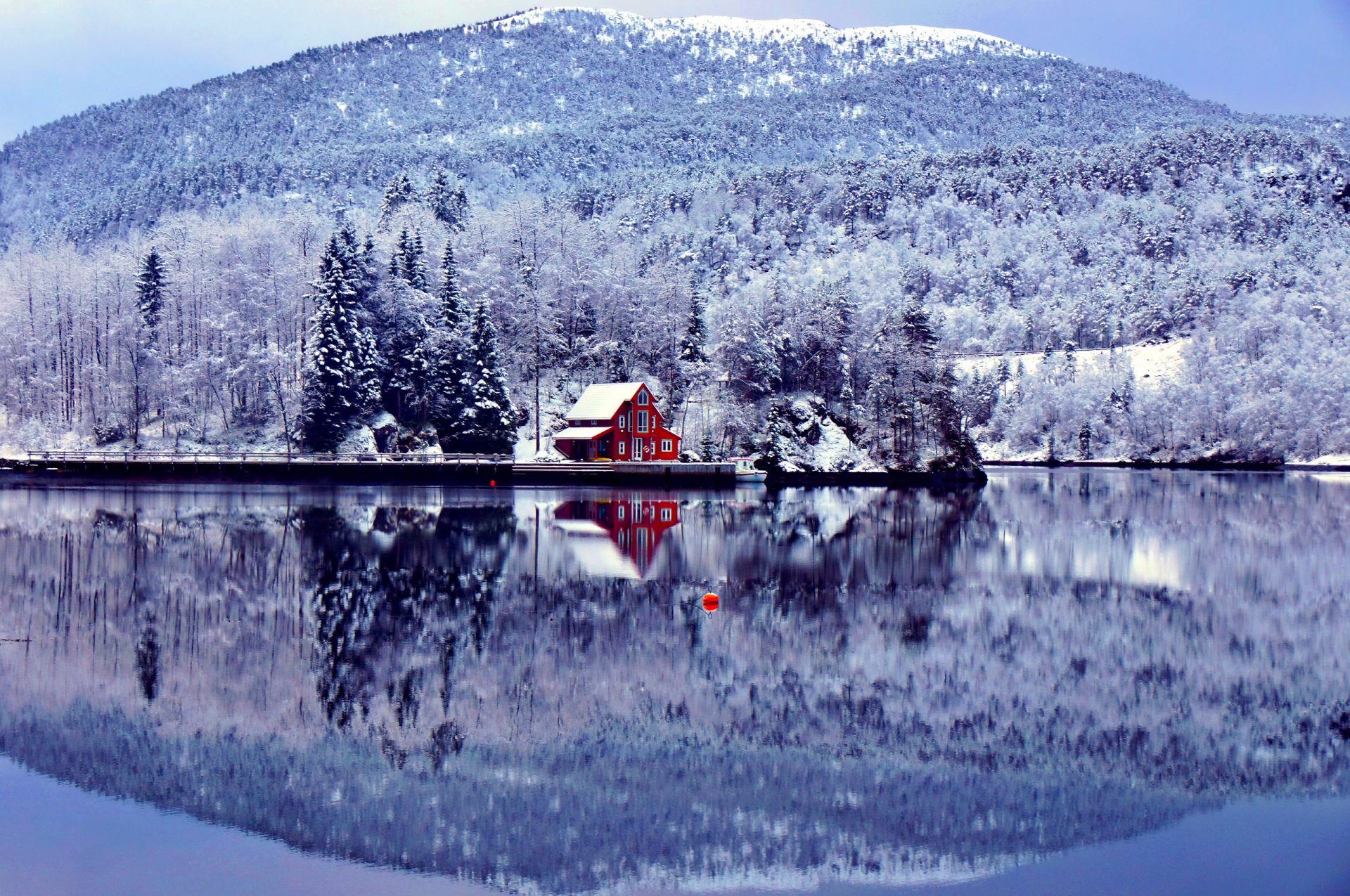 montaña bosque ini invierno casa orilla lago flotador