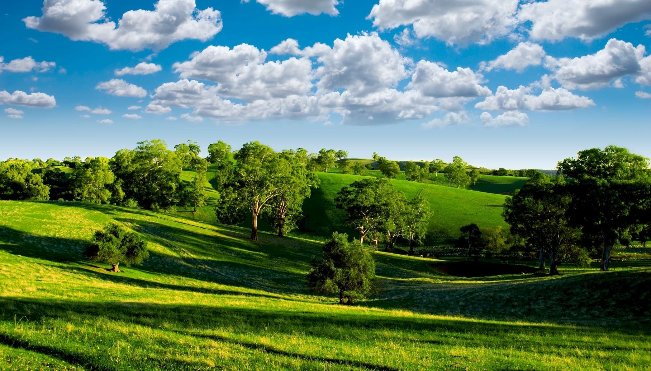 grünes tal landschaft natur foto bäume blauer himmel wolken tal blau himmel horizont