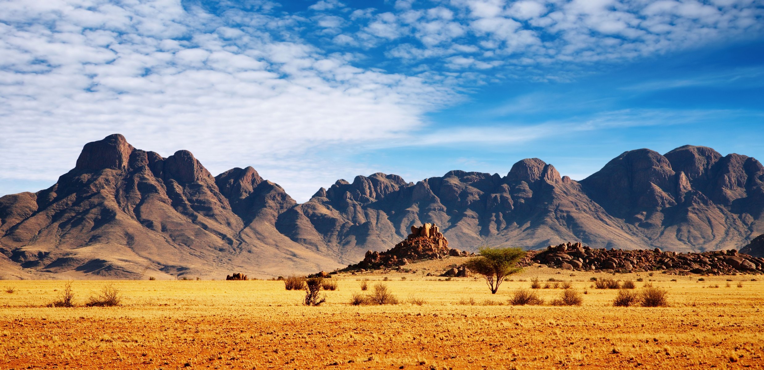 hochland schöne landschaft savanne sträucher berge sand blau himmel wolken landschaft widescreen wallpaper