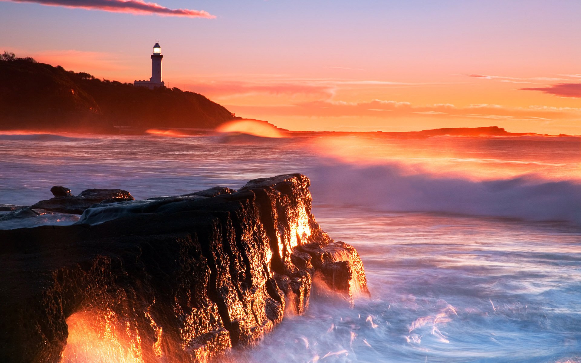 phare rochers mer vagues pierres coucher de soleil