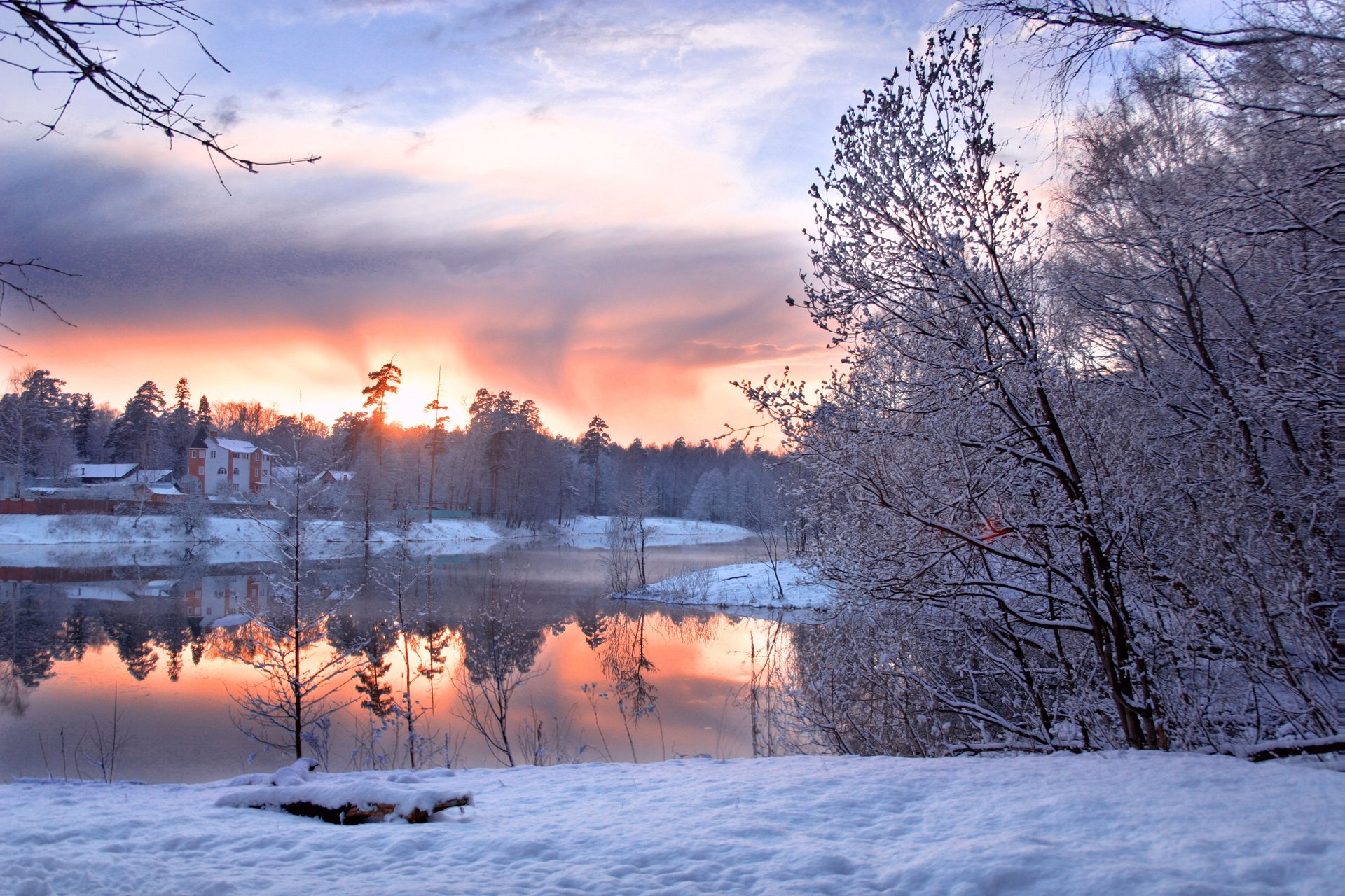 étang d hiver hiver froid neige ciel lueur maisons horizon nuages étang rive forêt arbres paysage