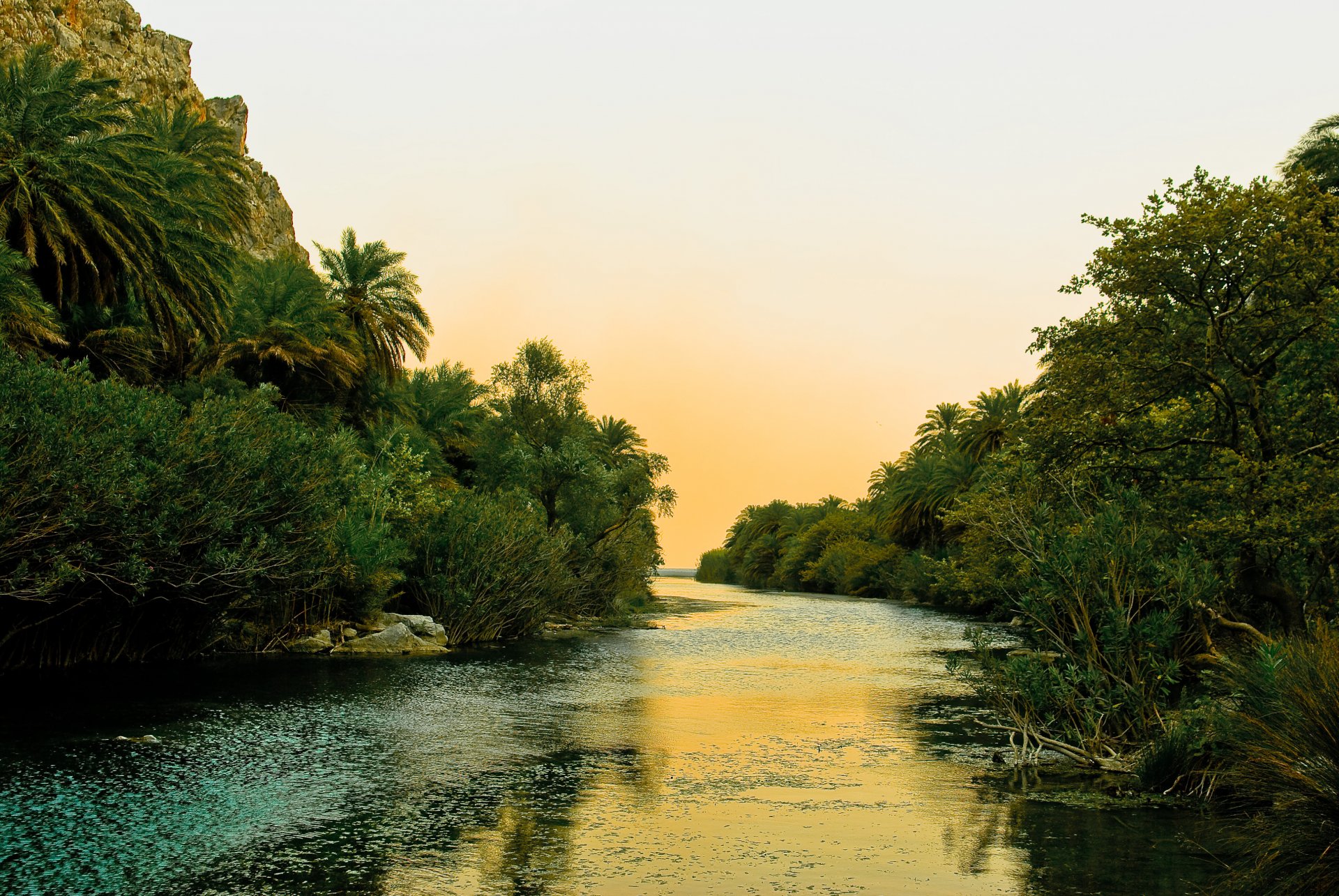 griechenland kreta fluss palmen