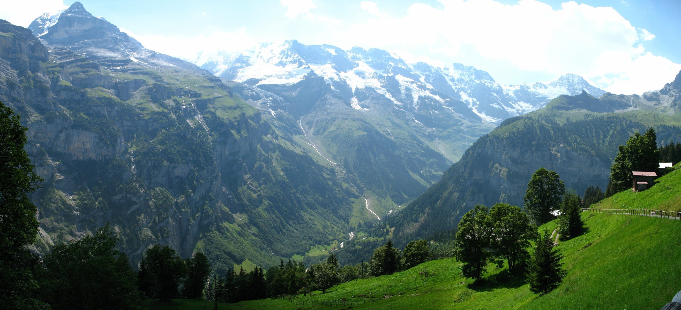 sommer berge wiesen lichtung gras landschaft multi-monitore wallpaper tal wald bäume foto berg hang hütte felsen gipfel gipfel schnee natur