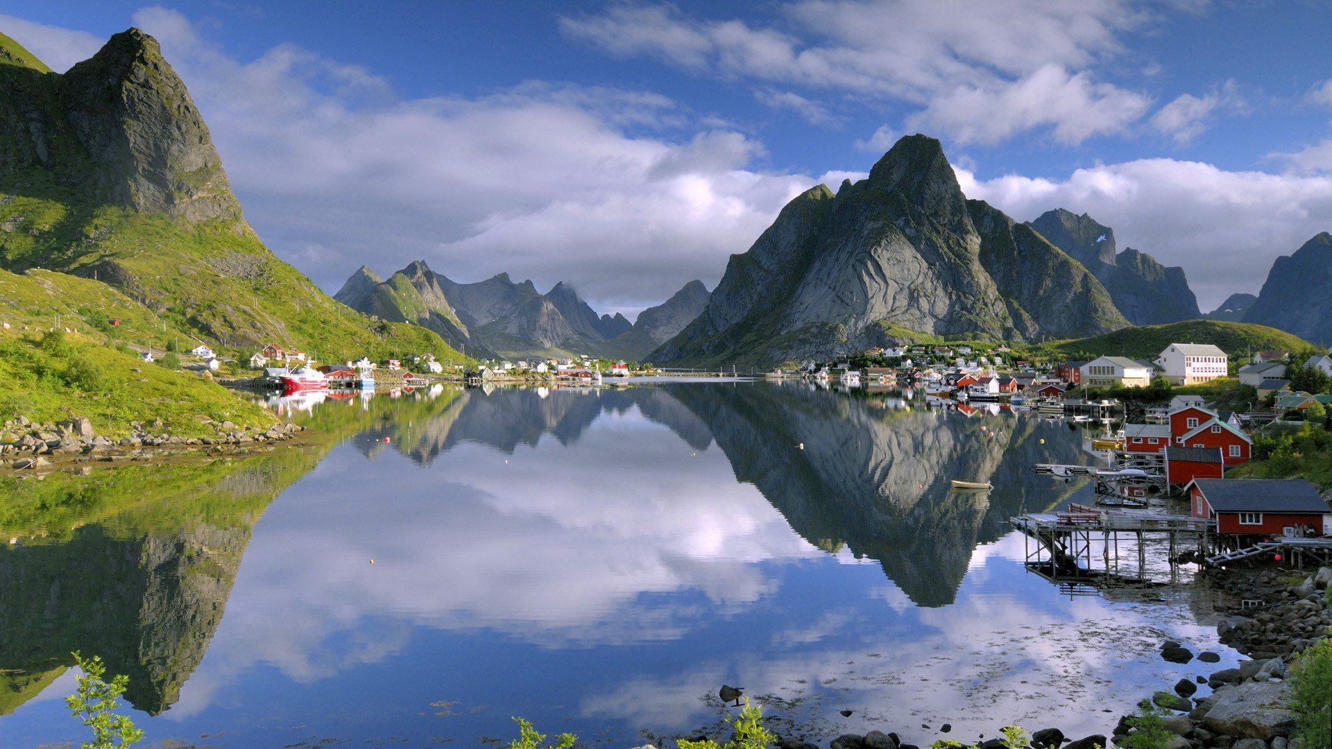 noruega lago montañas ciudad casas