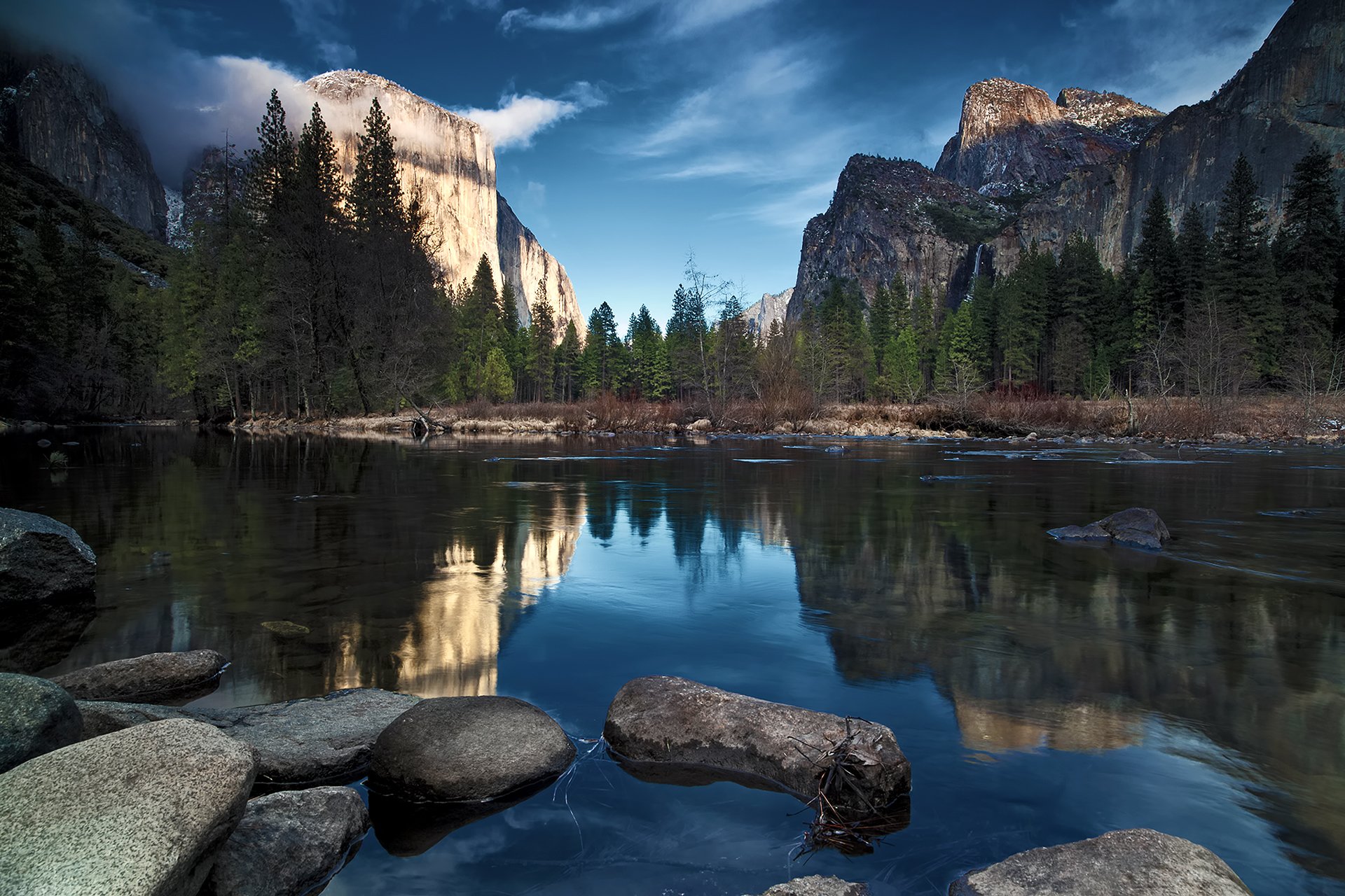 berge fluss steine tannen wasserfall himmel wolken kalifornien