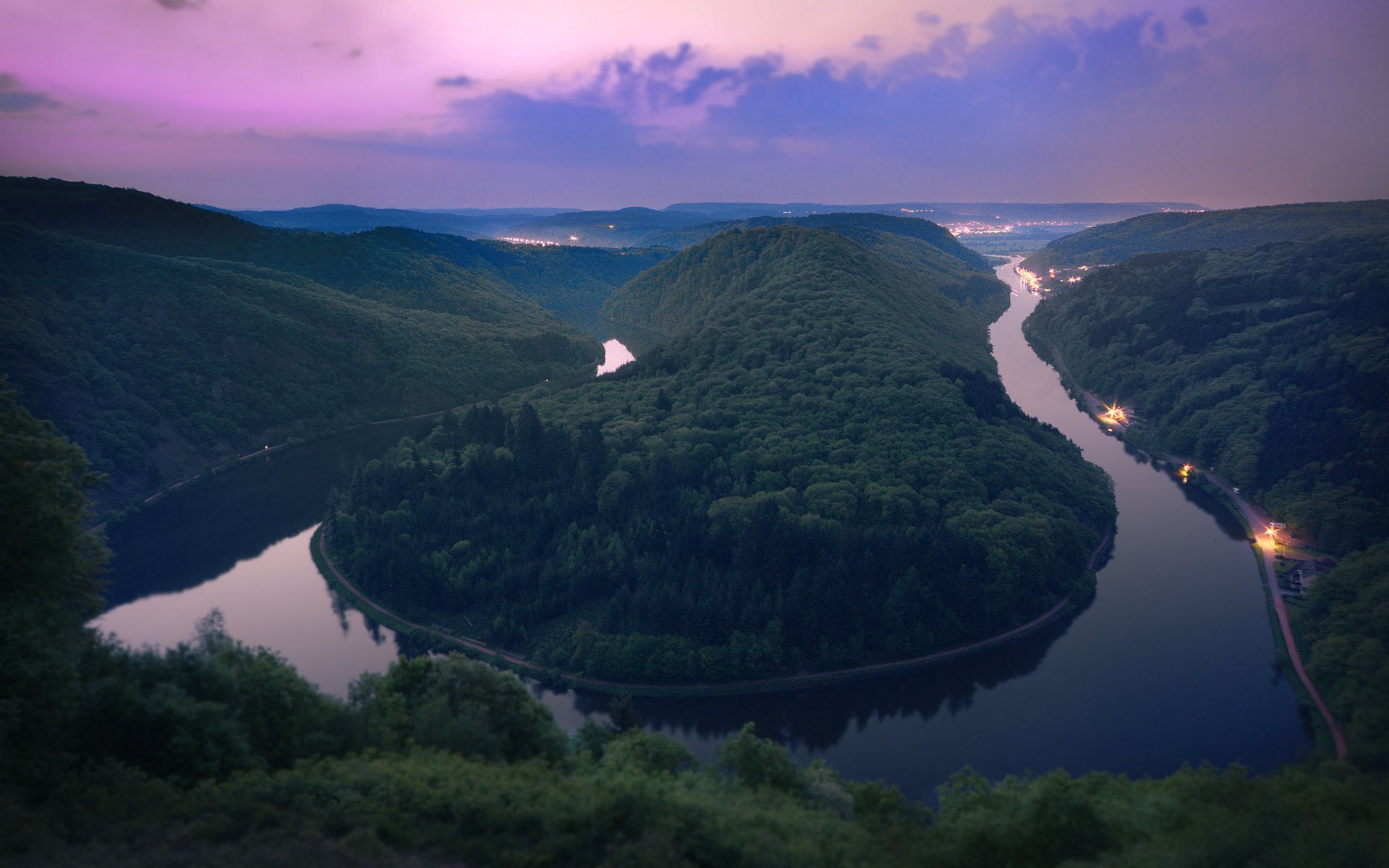 paesaggi serali fiume fiumi acqua montagna montagne foreste albero alberi luce case luci strada strade cielo tramonti tramonti romanticismo bei posti con la natura