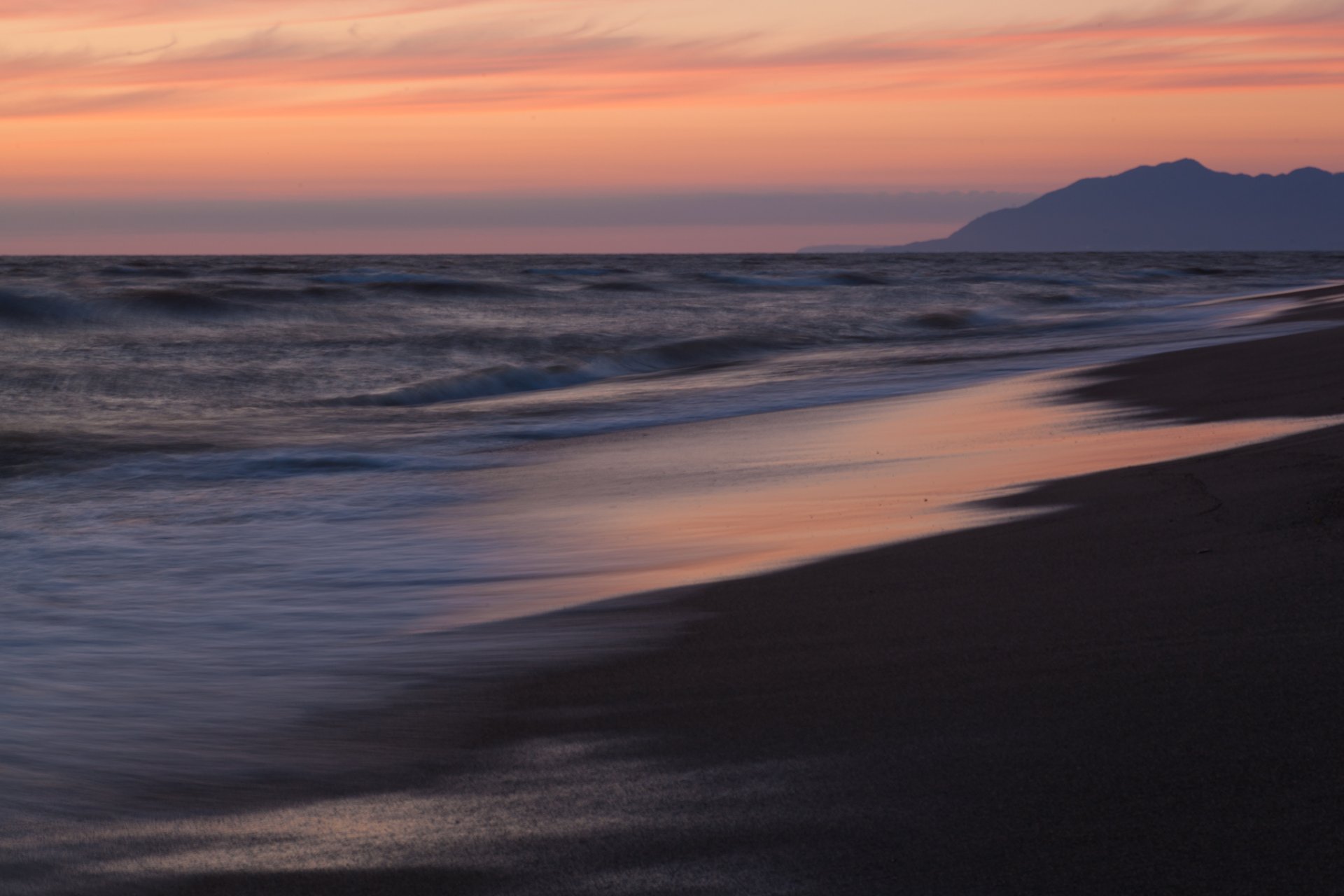 meer wasser wellen ufer sand strand berg abend sonnenuntergang wolken himmel rosa natur ruhe stille