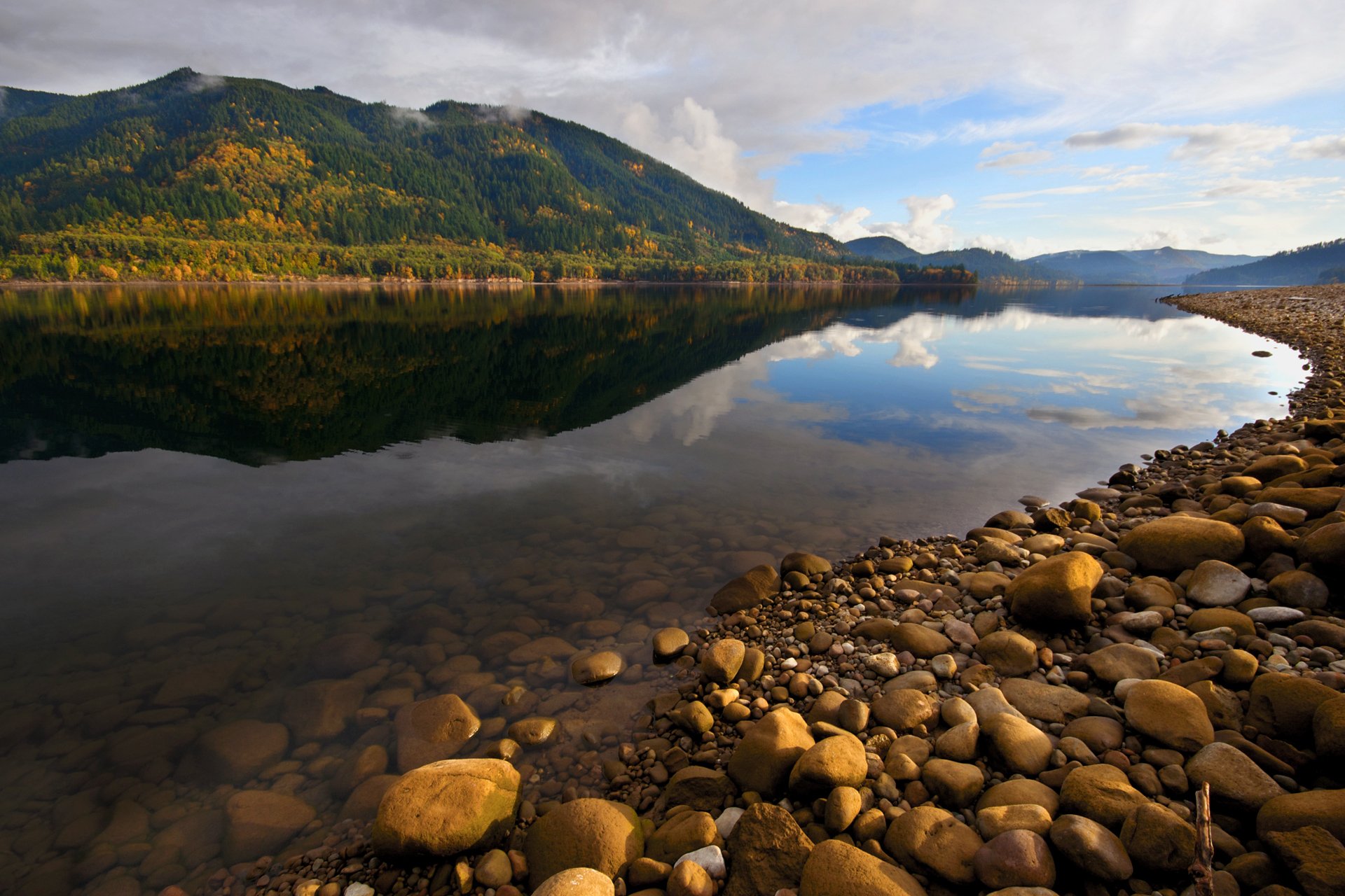 río montaña reflexión piedras agua transparencia cielo nubes otoño