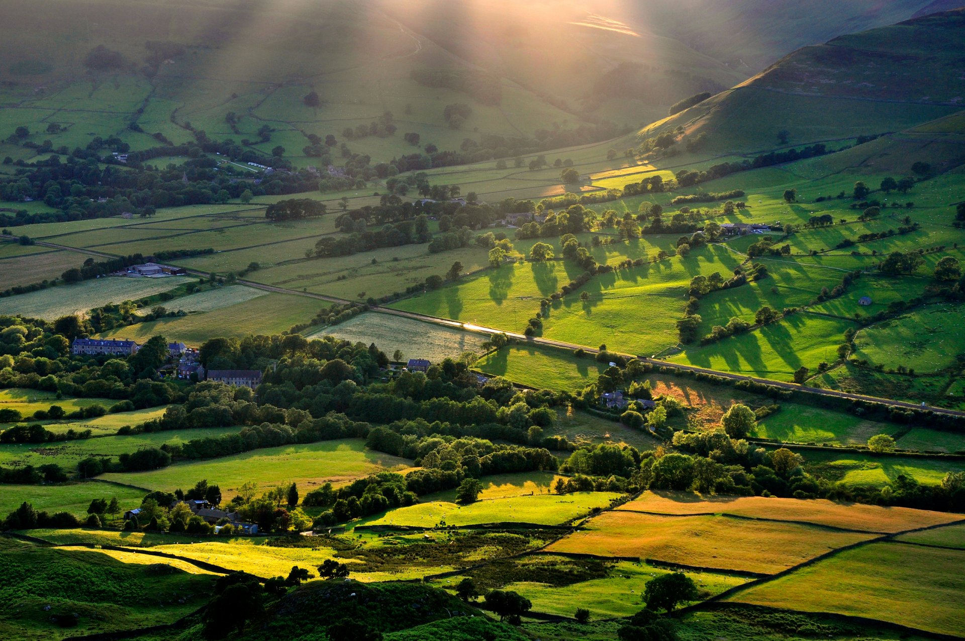 campi valle colline verde luce