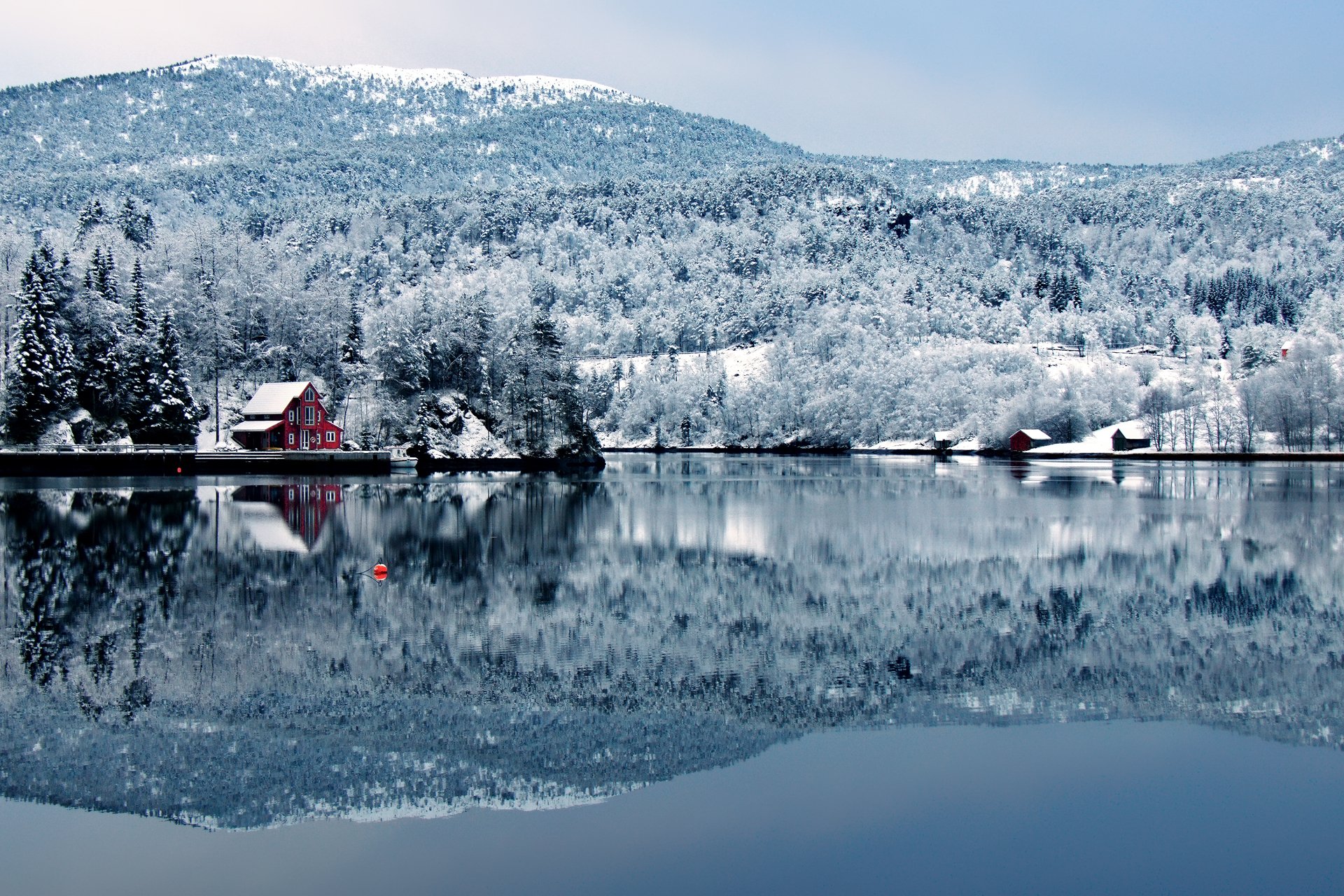 casa lago invierno árboles bosque colina cielo