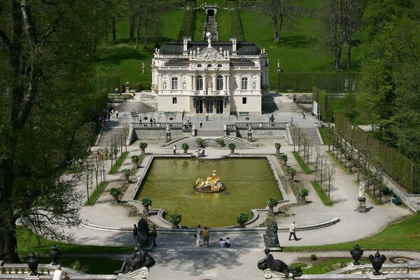 Fontaine près du château de Linderhof en Bavière