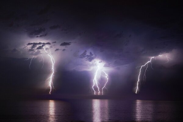 Viele Blitze zwischen Himmel und Wasser