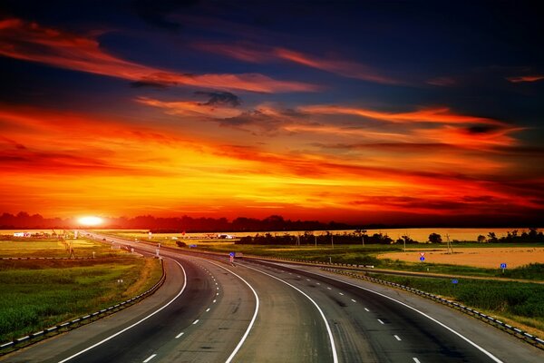 La route qui mène au coucher du soleil