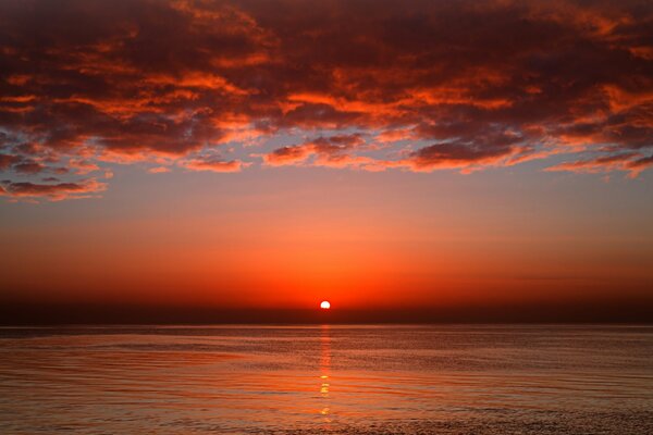 Sangrienta puesta de sol en el mar