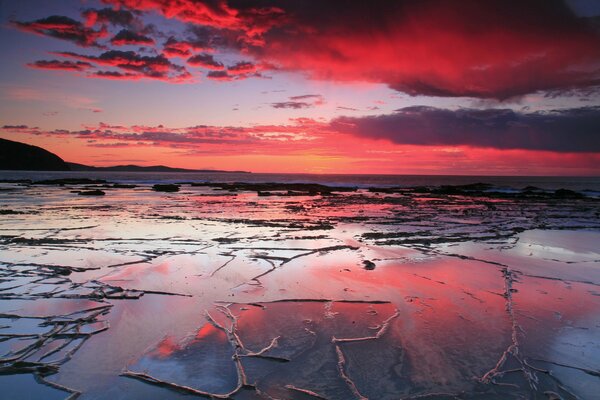 Hermosa puesta de sol en el mar