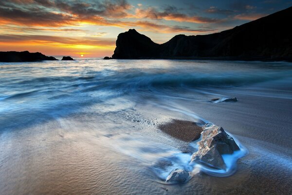 Acantilados y puesta de sol en el mar