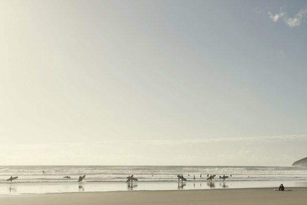 Surfistas a la espera de una ola adecuada