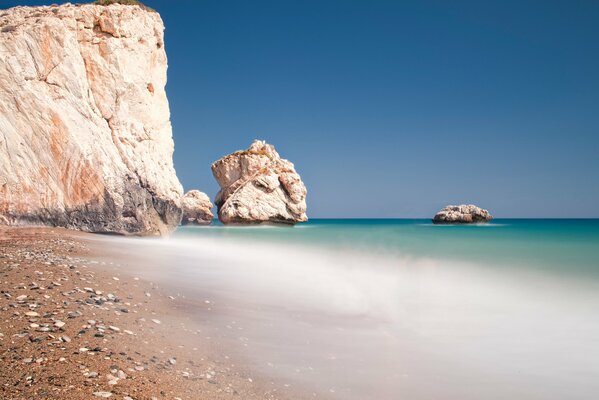 Spiaggia di pietra sul mare con rocce