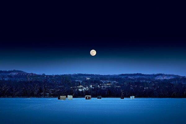 Der Mond im Winter und die kleinen Häuser