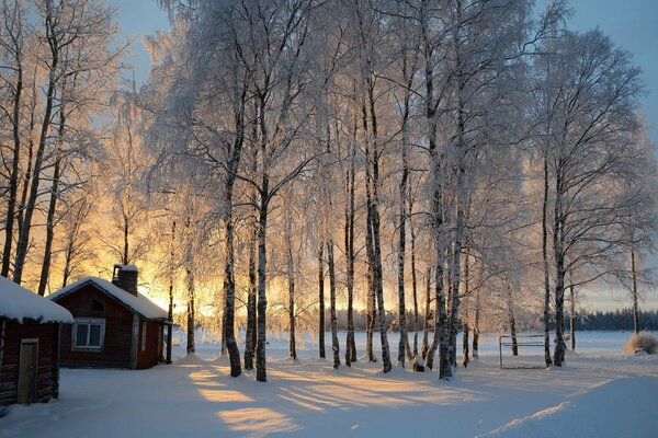 Verschneite Hütte im Winter in Finnland