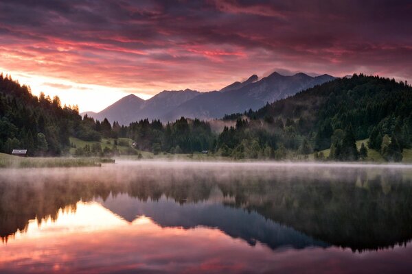 Amanecer en las montañas en el lago. Hermoso paisaje