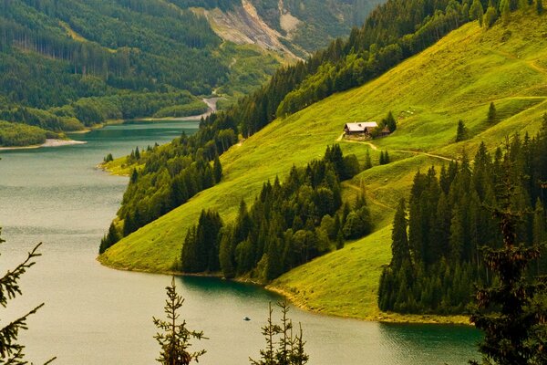 Красивый пейзаж домик на берегу реки