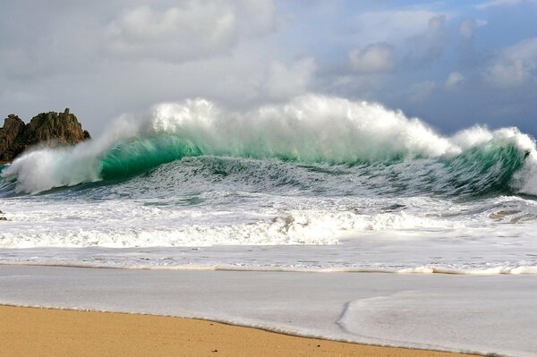 Image of a sea storm and rocks