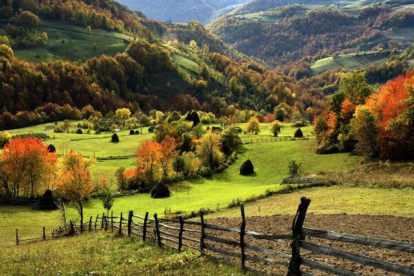 Valla rústica en otoño en las montañas