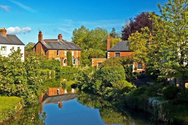 Casas lindas de Inglaterra rodeado de árboles verdes