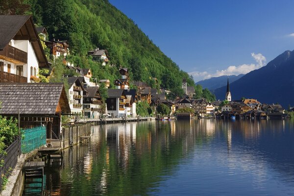 Villaggio austriaco sulla riva di un lago di montagna