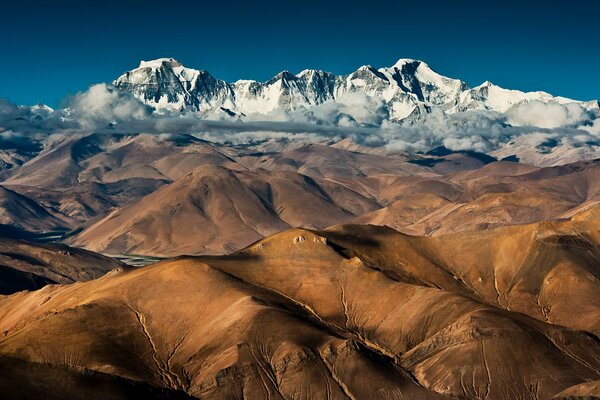 Montagne tibetane avvolte dalle nuvole