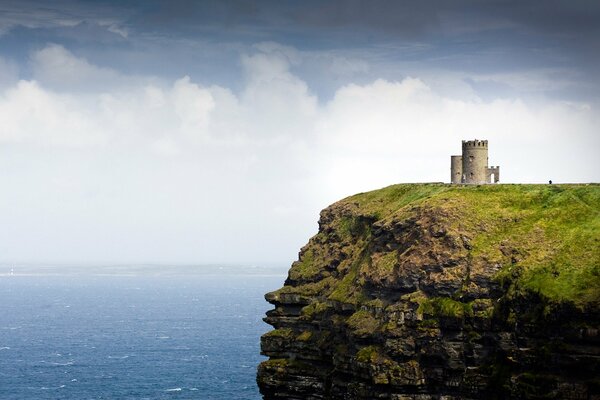 Irland-Turm am Rande einer Klippe