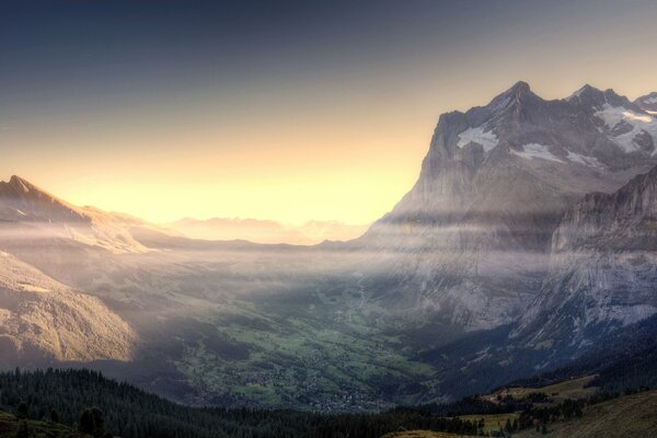 Vallée de montagne dans le brouillard du matin