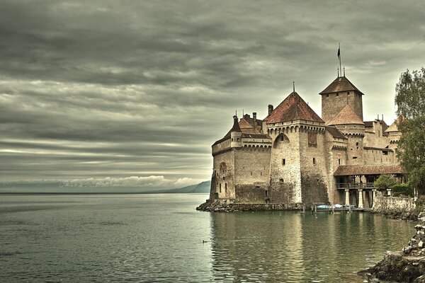 Ancien château gris sur un lac gris