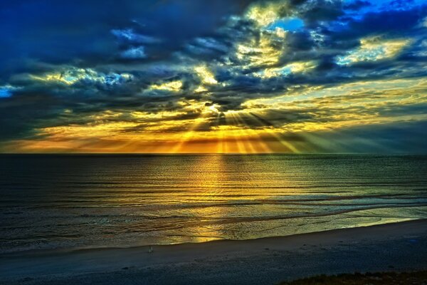 Sonnenaufgang am Strand im Sommer