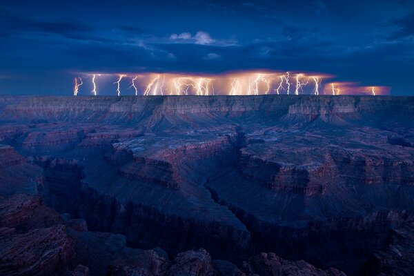 Molti fulmini sullo skyline del Grand Canyon