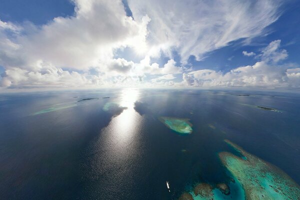 Orizzonte dove convergono il cielo e l oceano