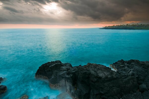 Coucher de soleil sur fond de mer et de rochers