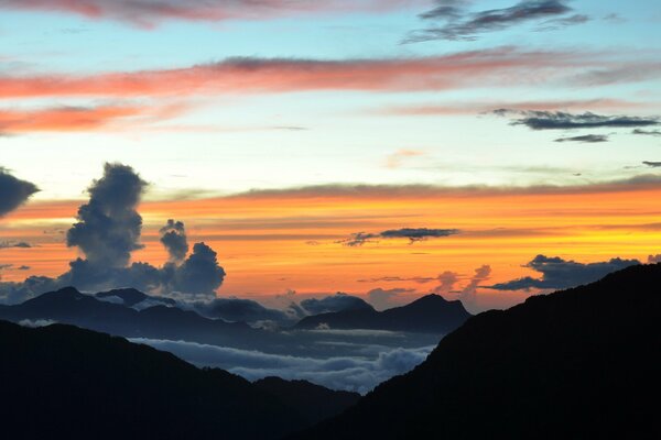 Panorama con una hermosa vista de las montañas