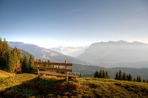 Ein Laden auf einem Hügel mit Panoramablick auf die Berge