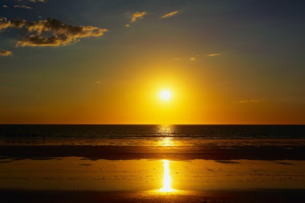 Hermosa puesta de sol sobre el océano vespertino