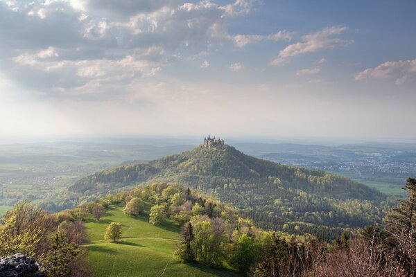 Ein Schloss im Tal, umgeben von Wald