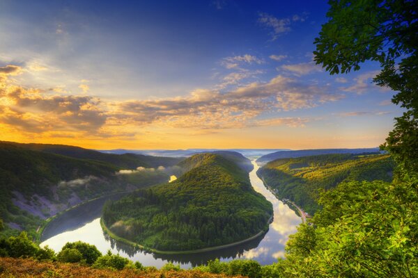 Ein Fluss wie eine Schlange vor dem Hintergrund eines bewölkten Himmels