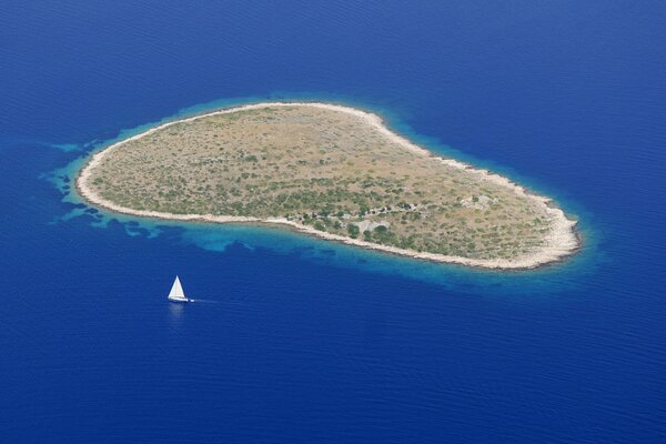 Una isla en medio del océano. Yate en la isla