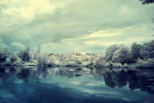 Bewölkter Winter am See unter den Wolken