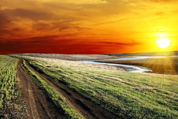 Landstraße vor dem Hintergrund eines orangefarbenen Sonnenuntergangs