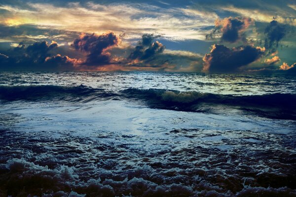 Mare impetuoso sotto le nuvole