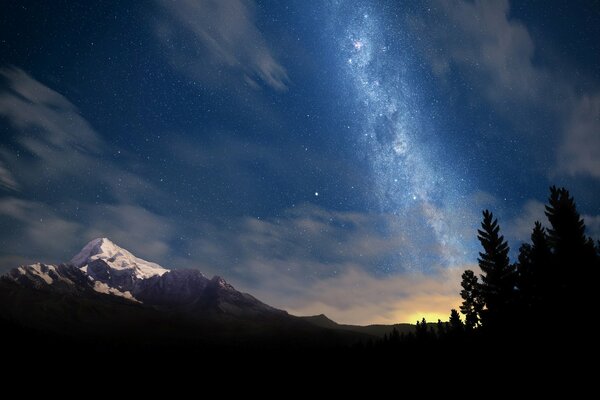 La nuit, seulement les Étoiles, les montagnes et les arbres